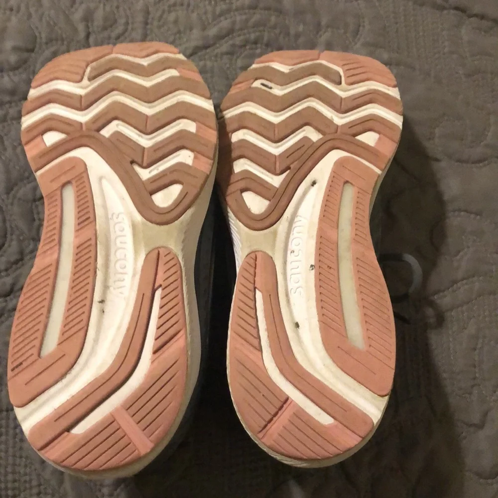 Saucony pwrrun shoes size 9.5 wide. Only worn a few times - Picture 3 of 4